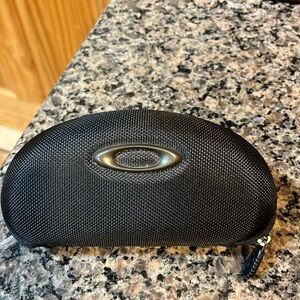 Black like new Oakley sunglasses